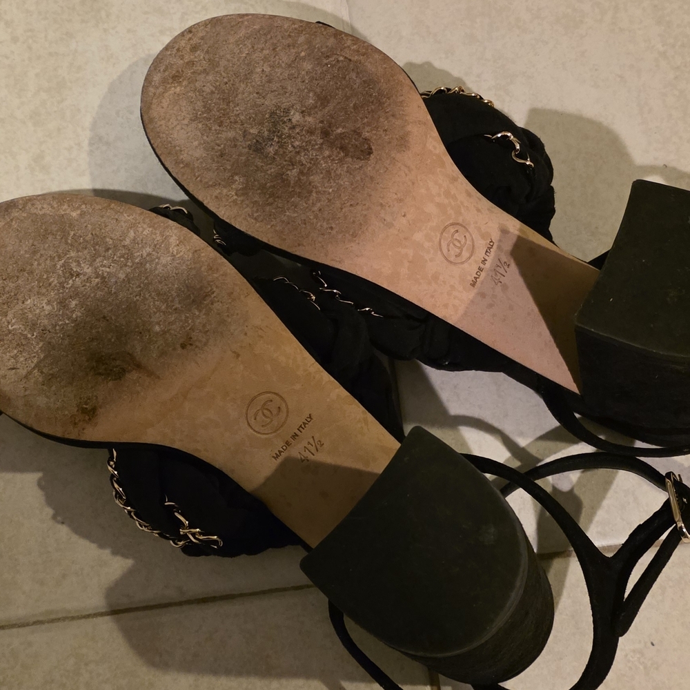 CHANEL AUTHENTIC Elegant Black Suede Sandals with Twist And Gold Chain 9.5 - Picture 7 of 7